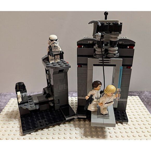 LEGO Star Wars Death Star Trash Compactor Escape (Set #75229). - Picture 1 of 9